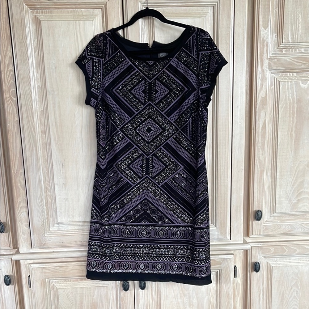 Vince  Camuto Figure flattering Geometric Pattern
Zipper back
Stretchy fabric